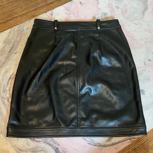 Guess Black Vegan Leather Skirt - Picture 2 of 6